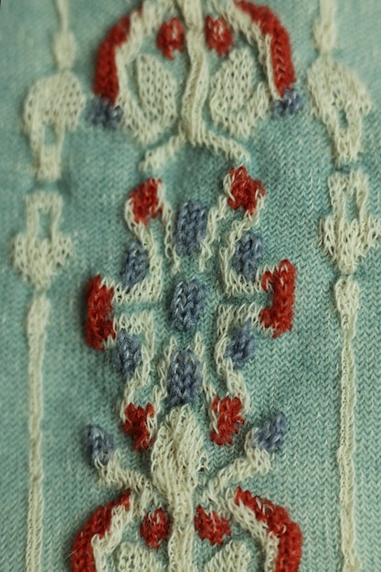 Zbliżenie na haft krzyżykowy w pastelowych kolorach