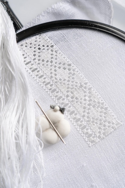 Ręcznie wyszywany wzór na lnianej tkaninie