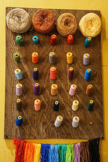 Zestawy do haftu ułożone na stole